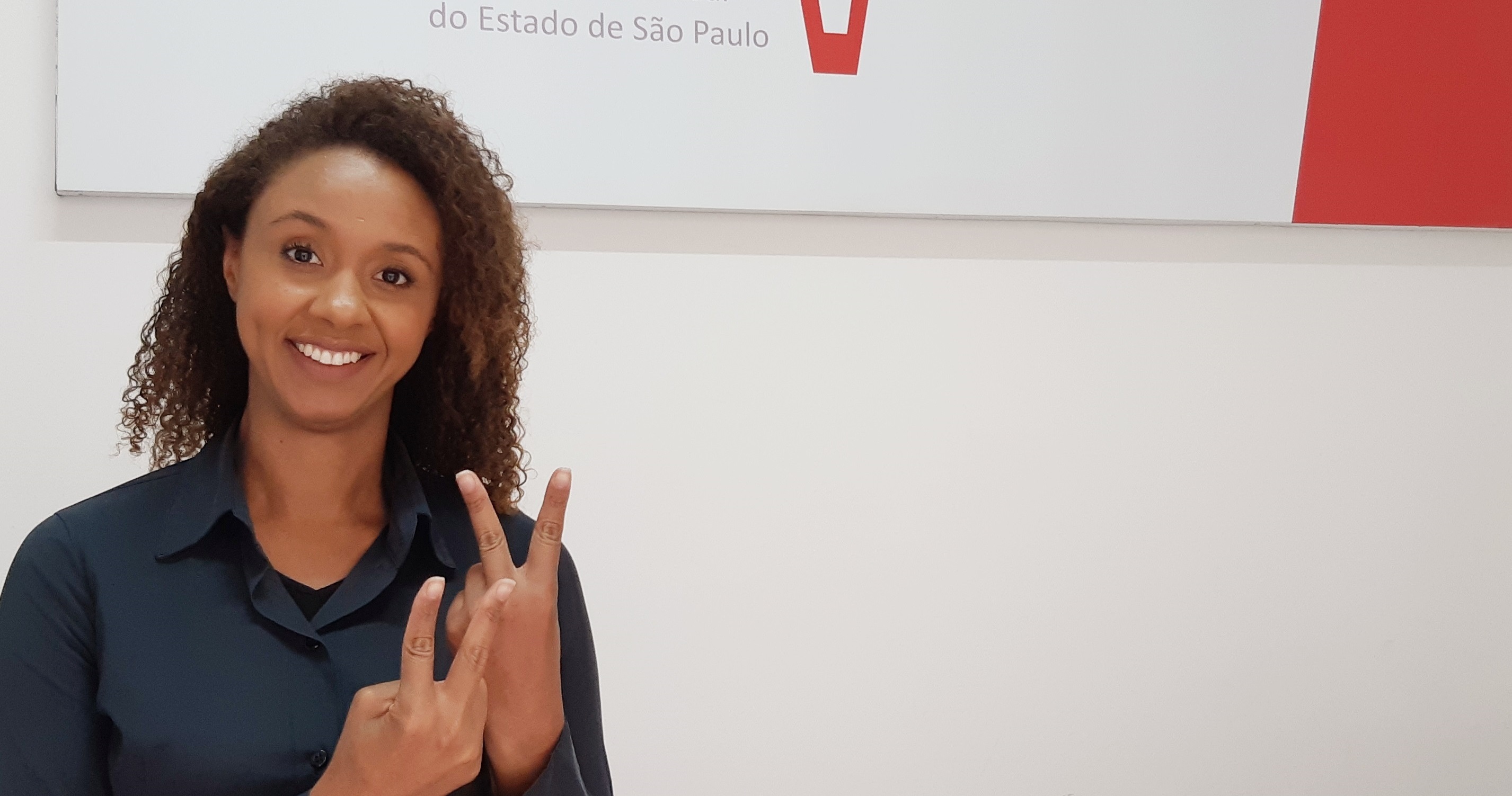 Conheça a intérprete de Libras da Univesp