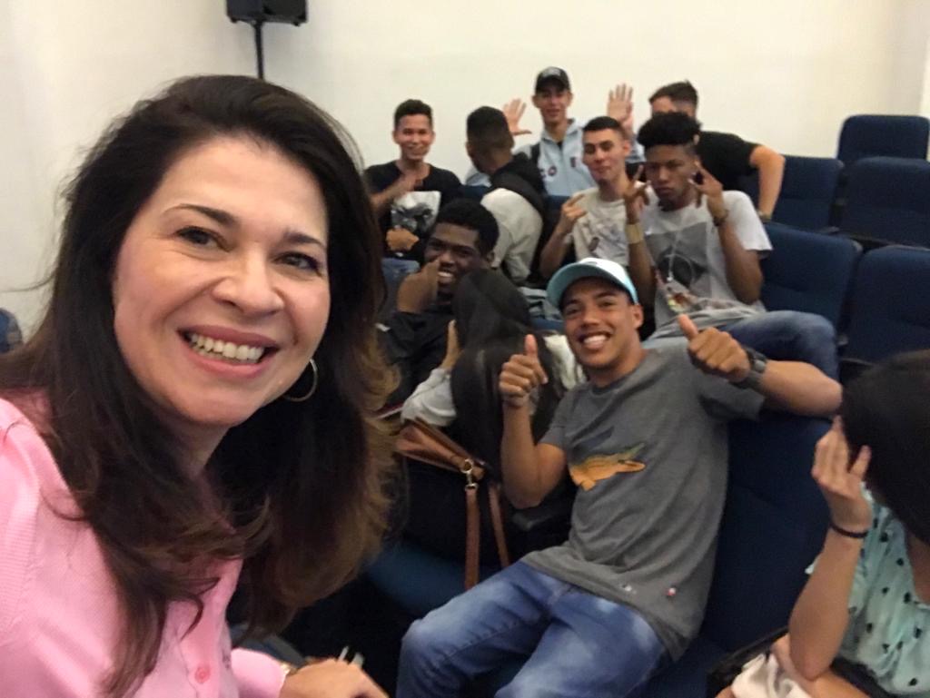 Diretora Acadêmica da Univesp participa de encontro com alunos do ensino médio de Mairiporã