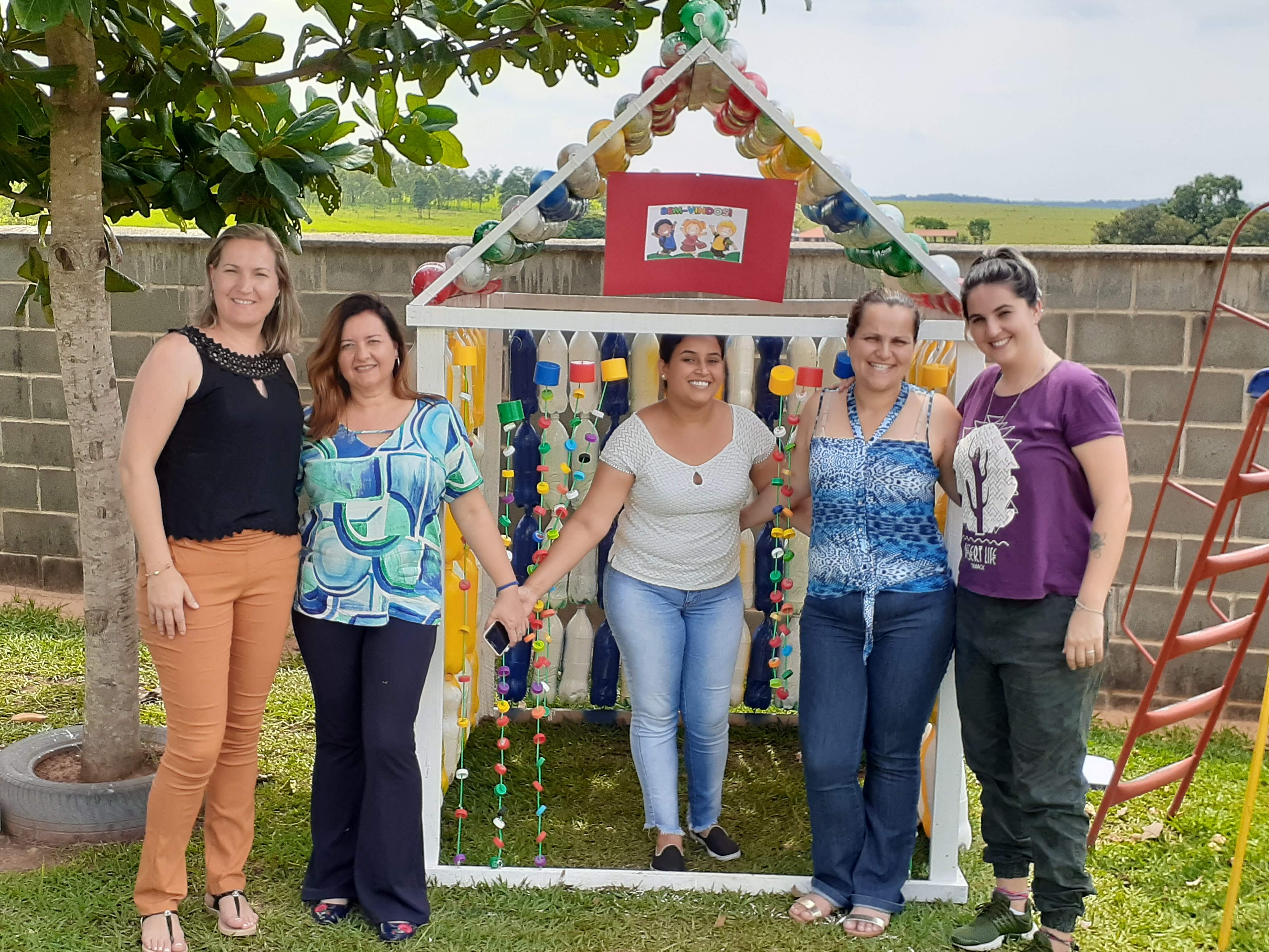 Alunas do polo Anhembi constroem casa de boneca com garrafas PET