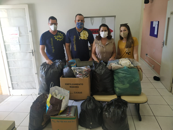 Estudantes do polo de Pirassununga arrecadam roupas para Fundo Social de Solidariedade