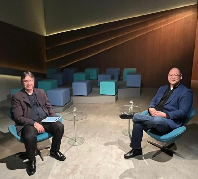 Professor Seiji Isotani participa de gravação na Univesp TV