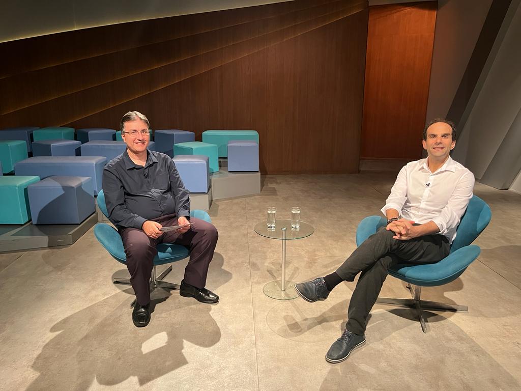 Jornalista Alexandre Sayad participa de gravação na Univesp TV